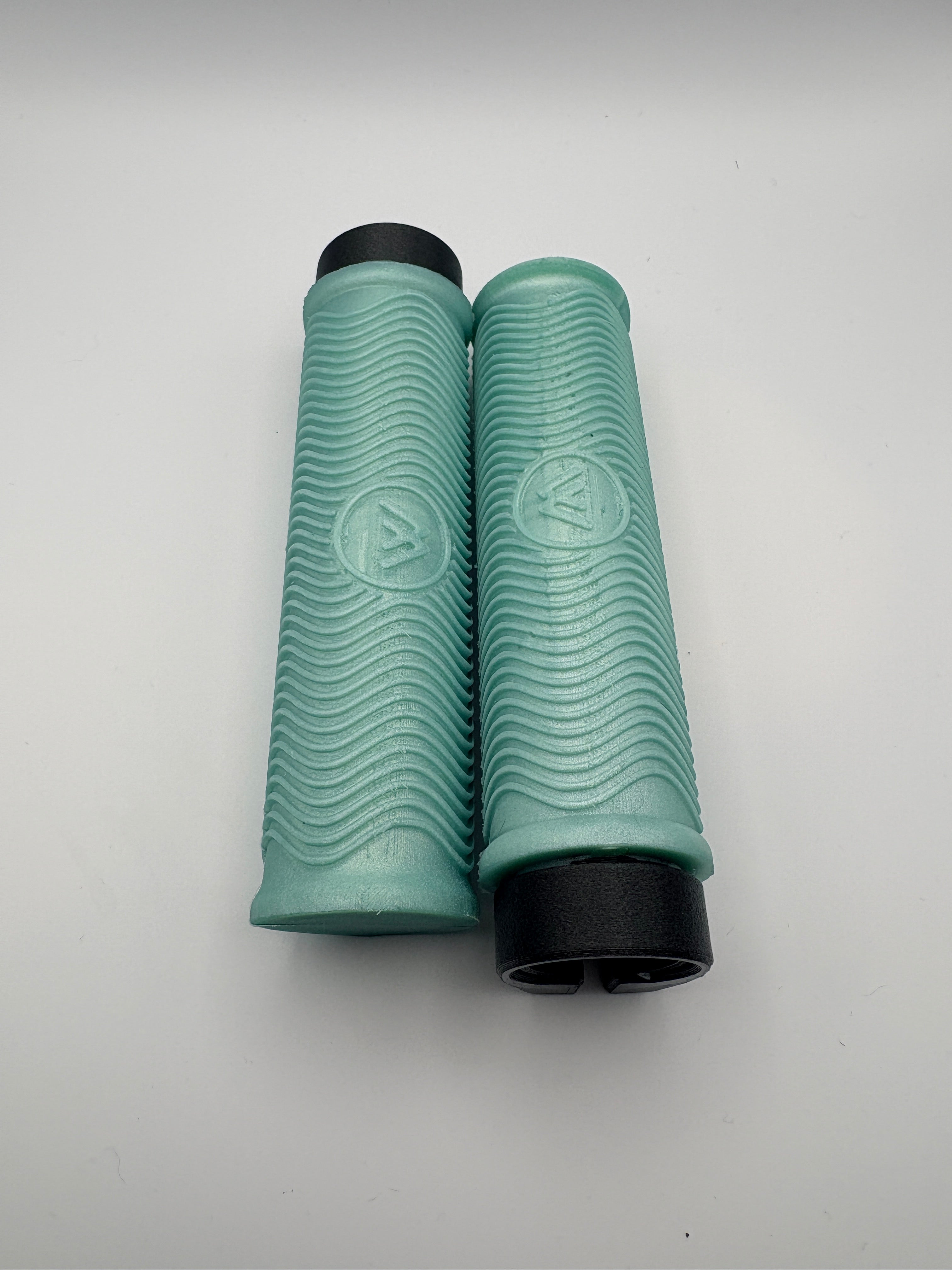 34mm MTB AirGRIPS Silicone Wave (Gummy Silicone)